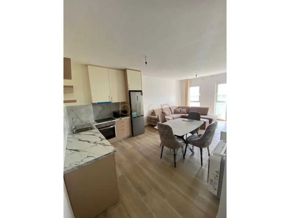 Tirane, jepet me qera apartament 2+1 , 90 m² 550 € (Unives cIty)