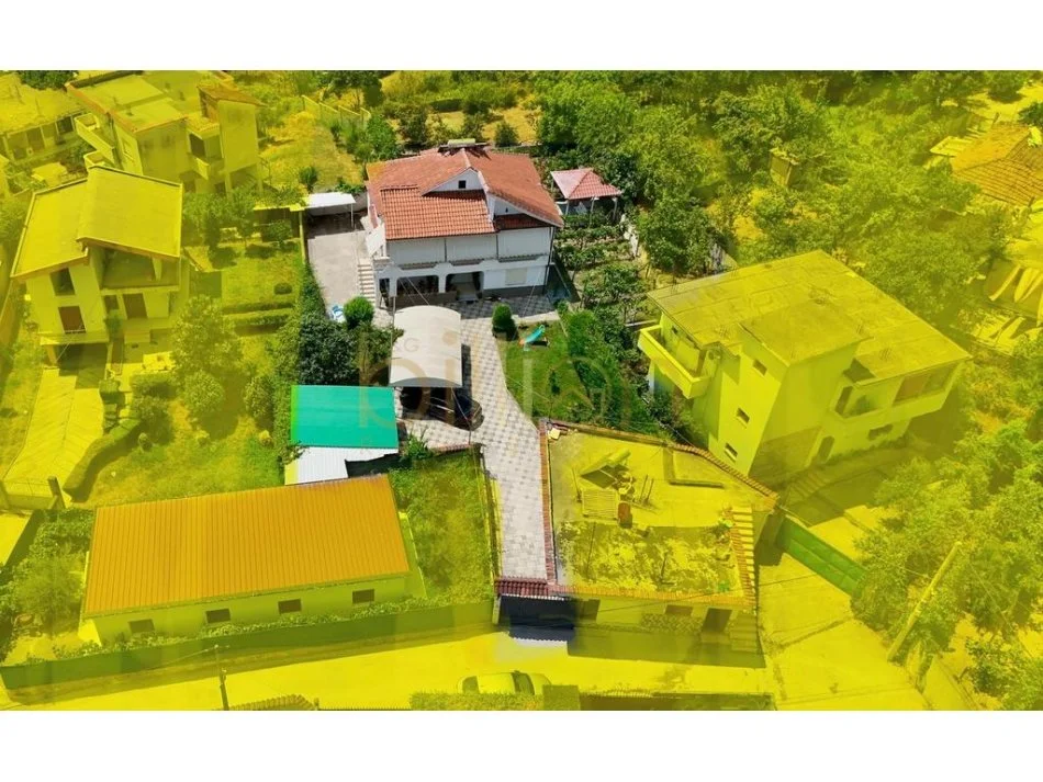 Tirane, jepet me qera 2 Katshe , 240 m² 12.000 € (Babrru)