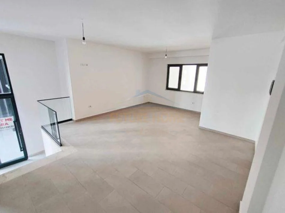 Tirane, shitet ambjent biznesi Kati 0, 44 m² 170.000 € (unaza e re)