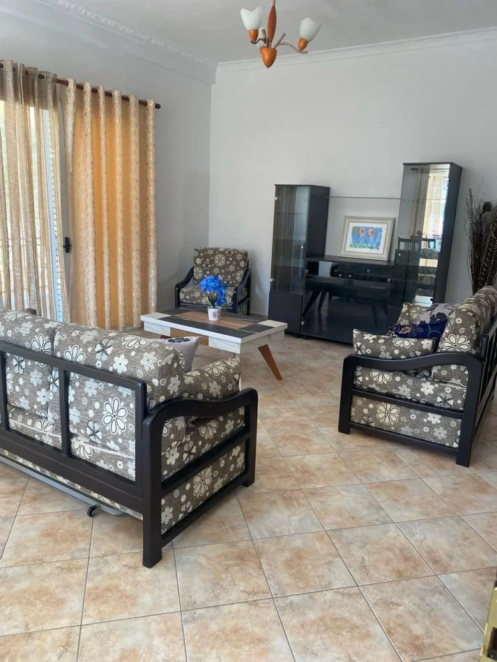 Tirane, jepet me qera apartament 3+1 Kati 1, 140 m² 500 € (Selite, afer Rezidences “Euro 3D”.)