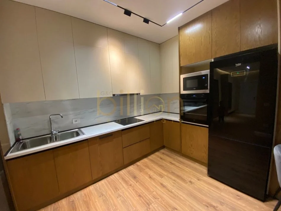 Tirane, jepet me qera 2+1 , 100 m² 550 € (Paskuqan)