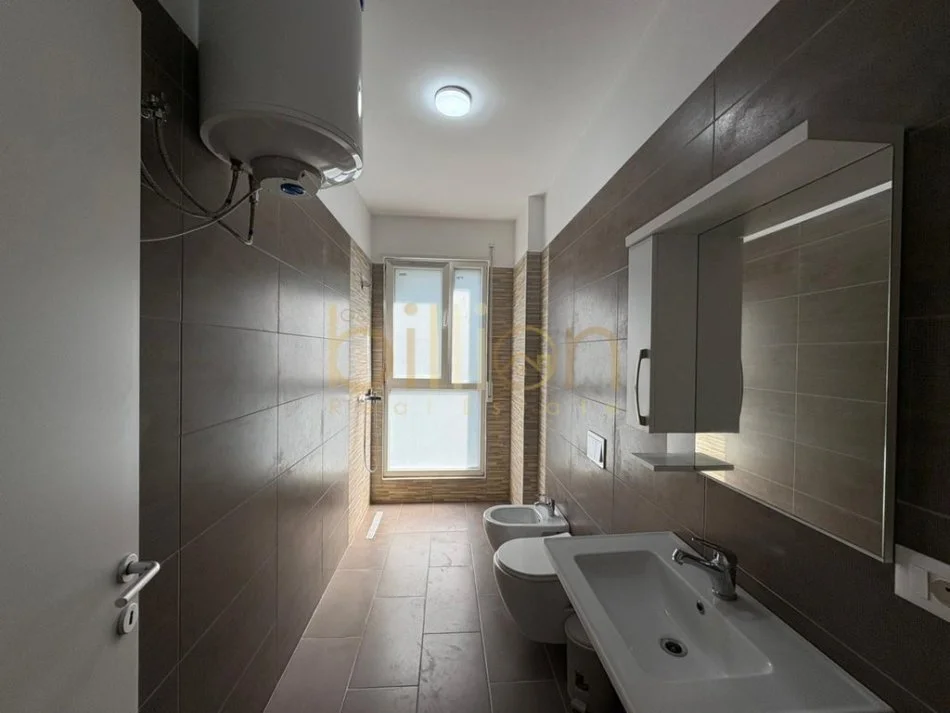 Tirane, jepet me qera apartament 2+1+Ballkon , 115 m² 850 € (Don Bosco)