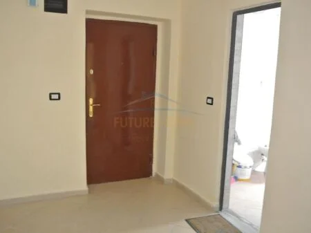 Tirane, jepet me qera apartament 1+1 Kati 2, 60 m² 500 Euro (Rruga e Durresit)
