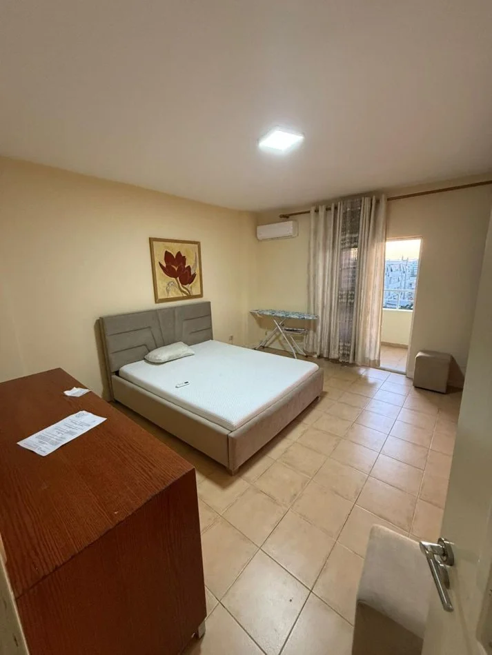 Tirane, jepet me qera apartament 2+1+Ballkon Kati 5, 100 m² 750 € (Kristal Center, Komuna e Parisit)