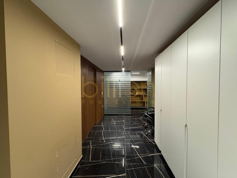 Tirane, jepet me qera ambjent biznesi , 90 m² 1.000 € (Ish Fusha Aviacionit)