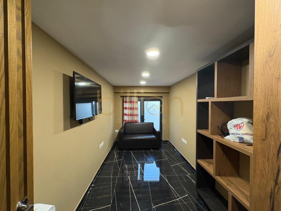 Tirane, jepet me qera ambjent biznesi , 90 m² 1.000 € (Ish Fusha Aviacionit)