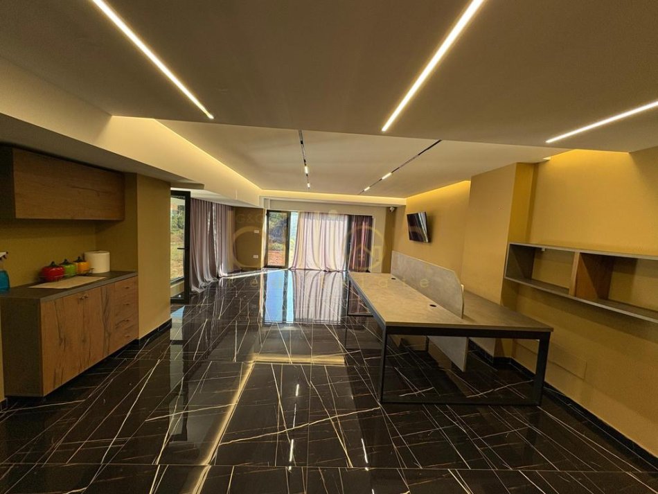 Tirane, jepet me qera ambjent biznesi , 90 m² 1.000 € (Ish Fusha Aviacionit)