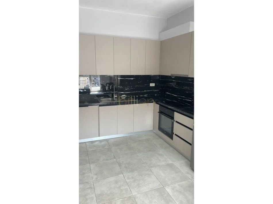 Tirane, jepet me qera apartament 2+1+Ballkon , 105 m² 700 € (Brryli, Tirane)