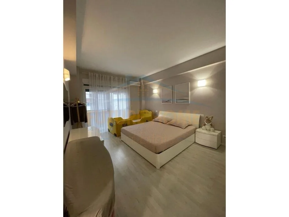 Shitet, Apartament 3+1+2, Prane Stadiumit , Durres