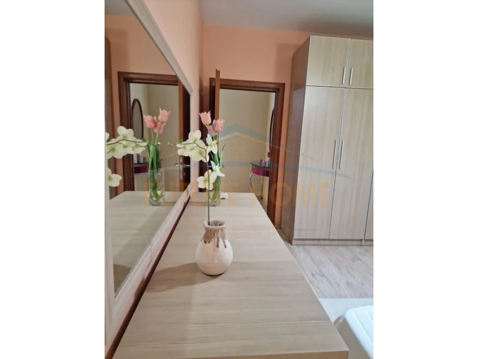 Tirane, jepet me qera apartament 1+1 Kati 2, 72 m² 800 € 