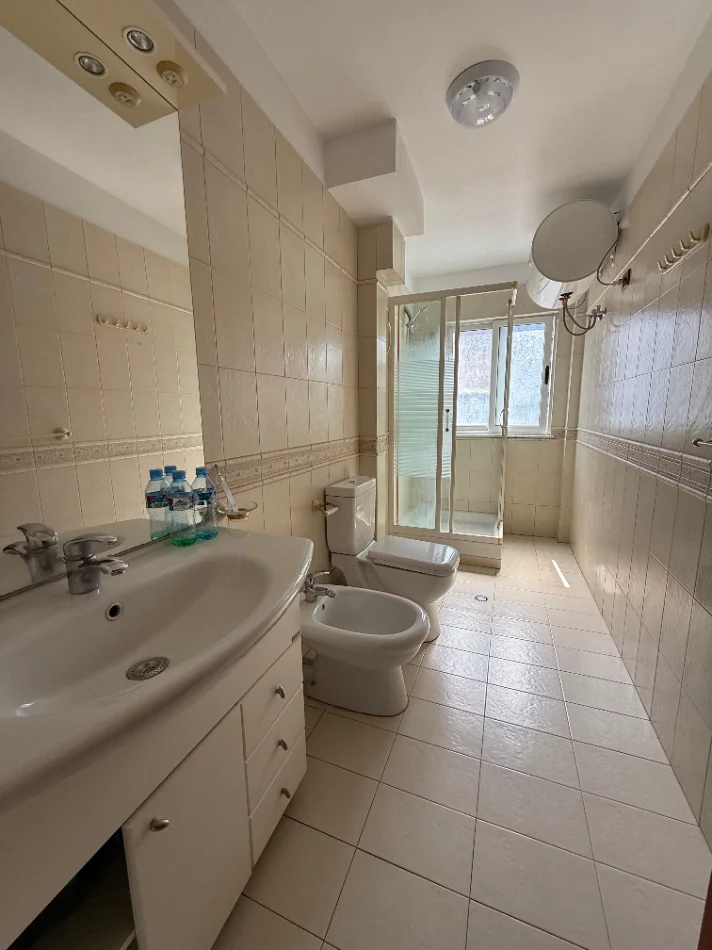 Tirane, jepet me qera apartament 3+1 Kati 3, 85 m² 550 € 