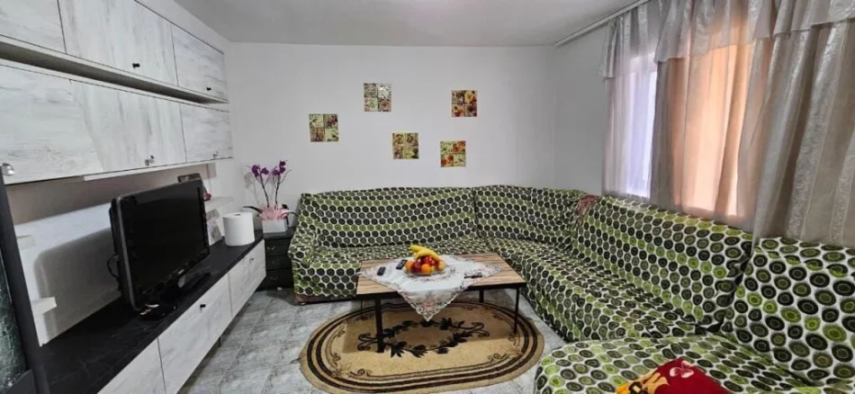Tirane, jepet me qera shtepi 1+1 Kati 1, 70 m² 400 € (German Computers tek Komuna e Parisit)