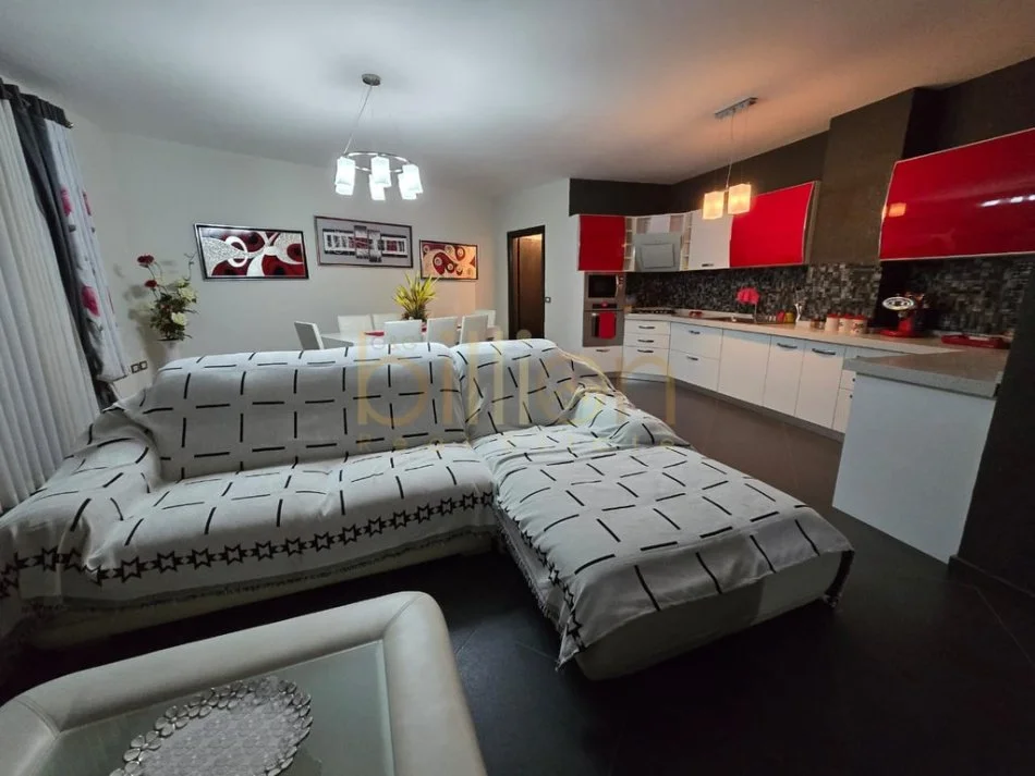 Tirane, jepet me qera 2+1+Ballkon , 106 m² 550 € 