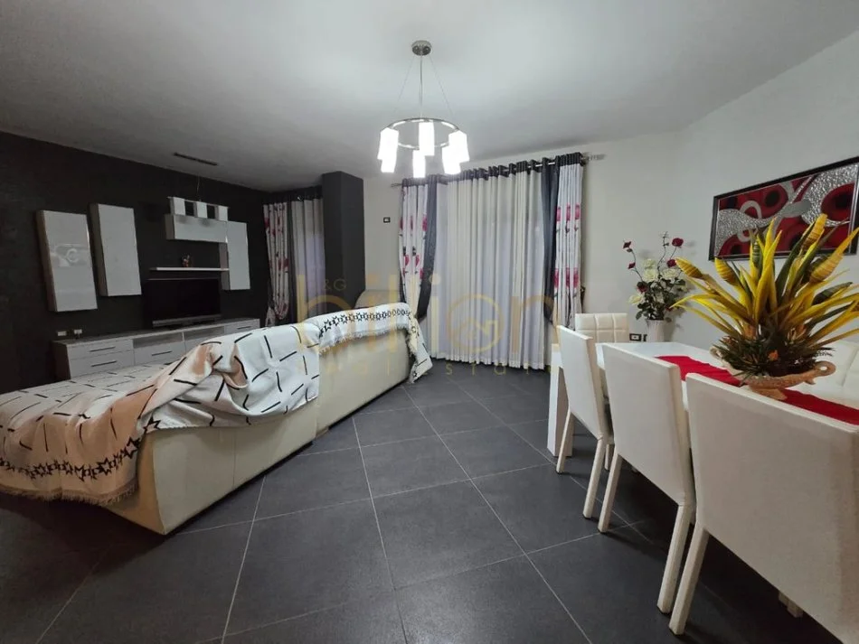 Tirane, jepet me qera 2+1+Ballkon , 106 m² 550 € 