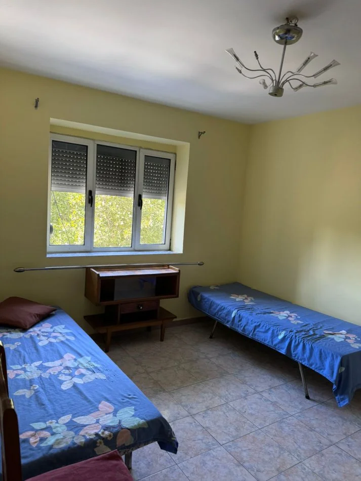 Tirane, jepet me qera apartament 2+1+Ballkon Kati 4, 80 m² 500 € (rruga Elbsanit)