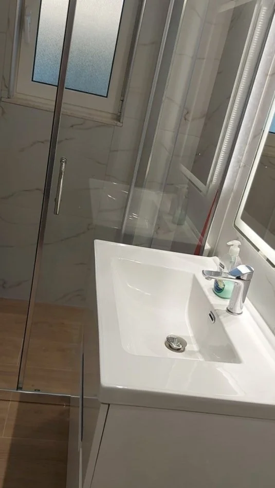 Tirane, jepet me qera apartament 1+1+Ballkon Kati 1, 60 m² 350 € (ministria jashtme)