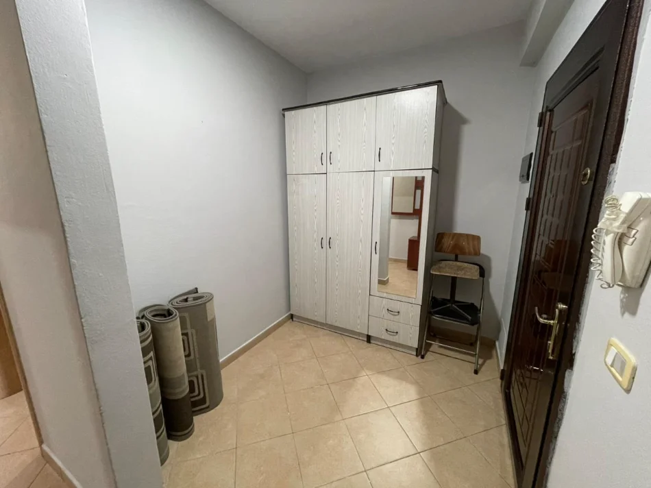 Tirane, jepet me qera apartament 2+1 Kati 5, 95 m² 650 € 