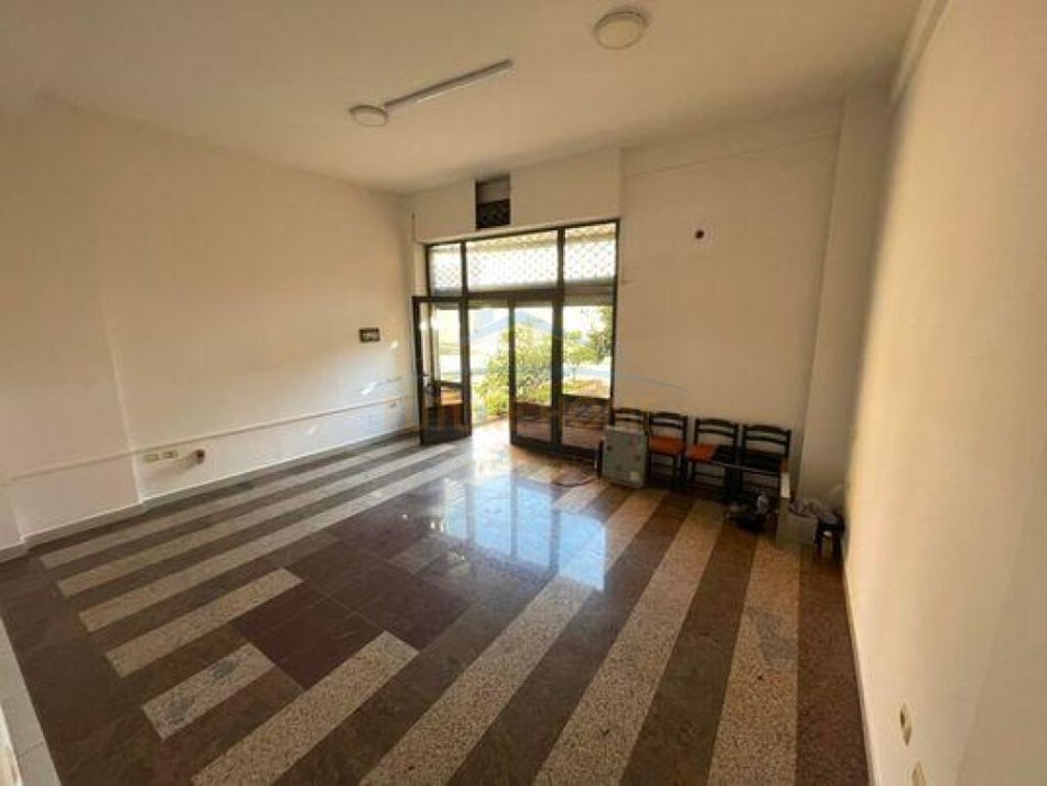 Tirane, jepet me qera dyqan Kati 0, 40 m² 300 € (Rruga&quot;Dervish Hekali&quot;)