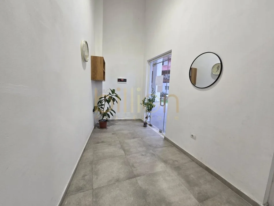 Tirane, jepet me qera ambjent biznesi , 55 m² 550 € (Rruga Barikadave)
