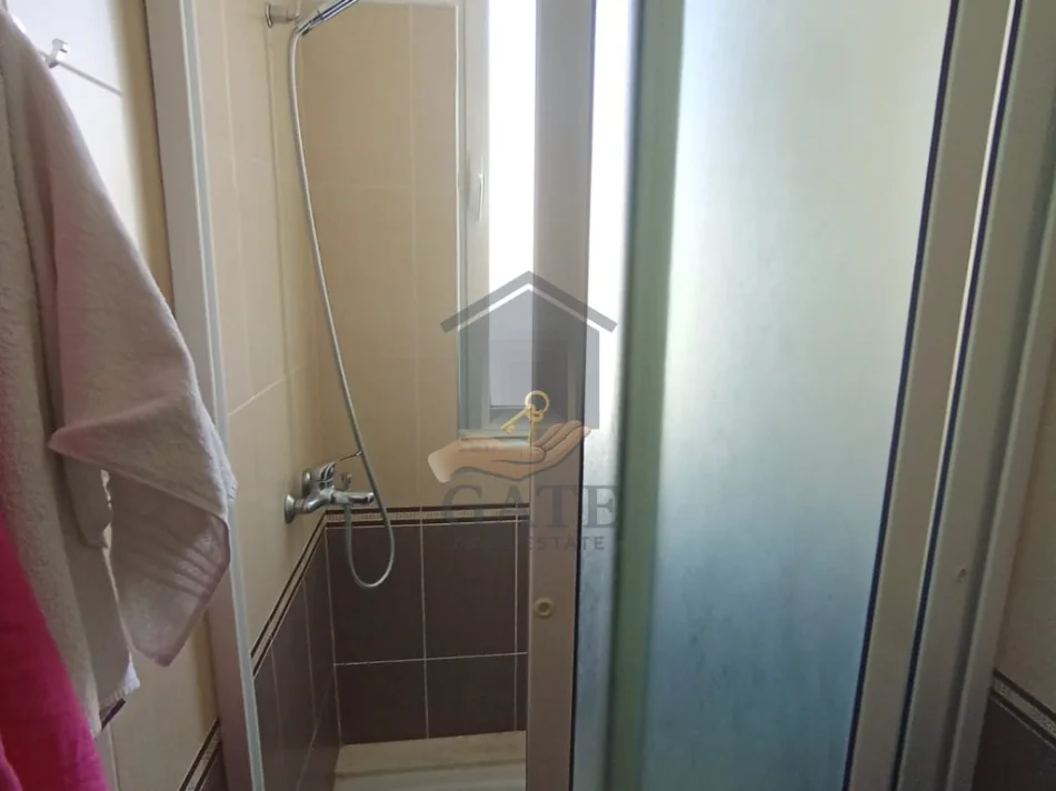 Durres, jepet me qera apartament 1+1+Ballkon Kati 5, 50 m² 500 € (Shkembi i Kavajes)