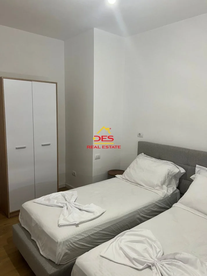 Vlore, jepet me qera apartament 2+1+Ballkon Kati 9, 109 m² 600 € (Rruga Fiqirete Musta)