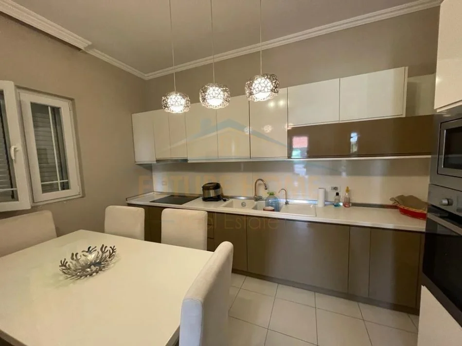 Tirane, jap me qera apartament 2+1 Kati 2, 120 m² 500 € (SELITE)