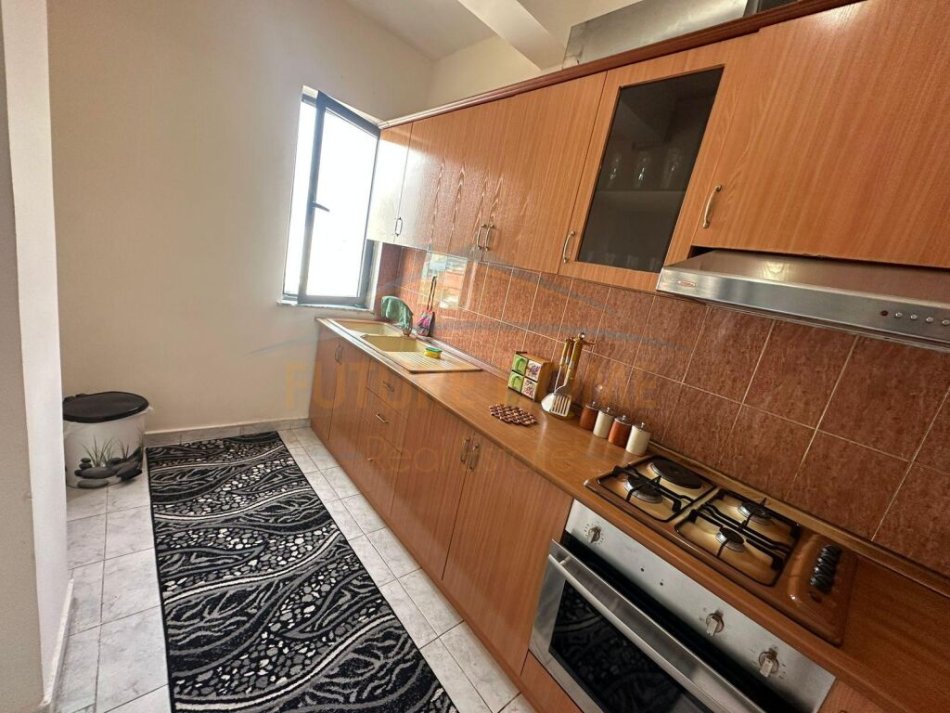 Durres, jepet me qera apartament 2+1 Kati 3, 300 € (Stadiumi Niko Dovana)