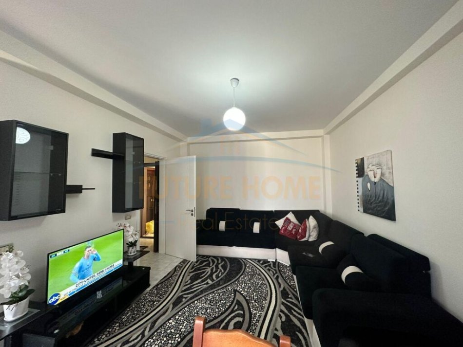 Durres, jepet me qera apartament 2+1 Kati 3, 300 € (Stadiumi Niko Dovana)