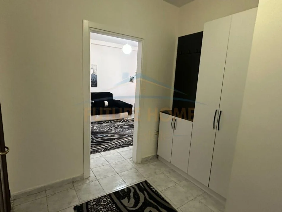 Durres, jepet me qera apartament 2+1 Kati 3, 300 € (Stadiumi Niko Dovana)