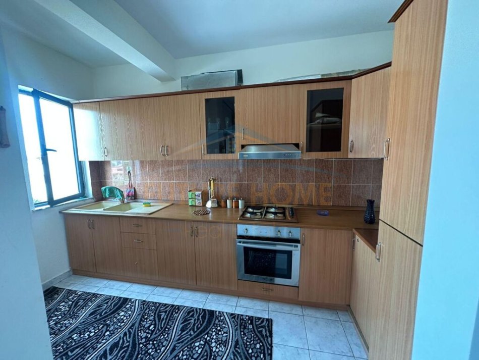 Durres, jepet me qera apartament 2+1 Kati 3, 300 € (Stadiumi Niko Dovana)
