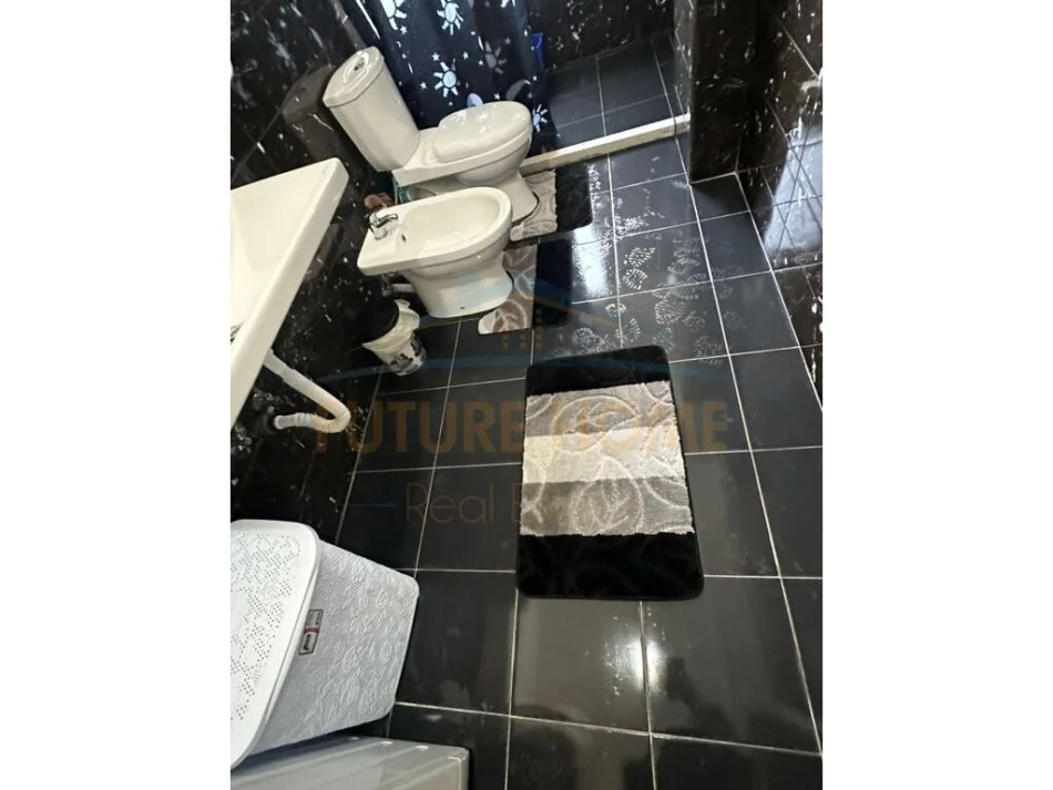 Durres, jepet me qera apartament 2+1 Kati 3, 300 € (Stadiumi Niko Dovana)