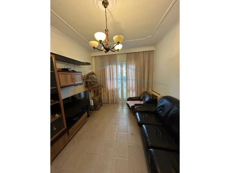 Tirane, jepet me qera apartament 2+1 Kati 2, 170 m² 800 € (Rruga e Durresit)