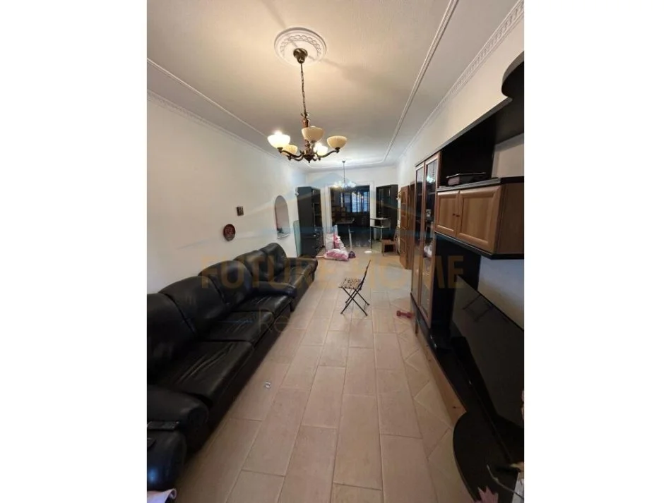 Tirane, jepet me qera apartament 2+1 Kati 2, 170 m² 800 € (Rruga e Durresit)