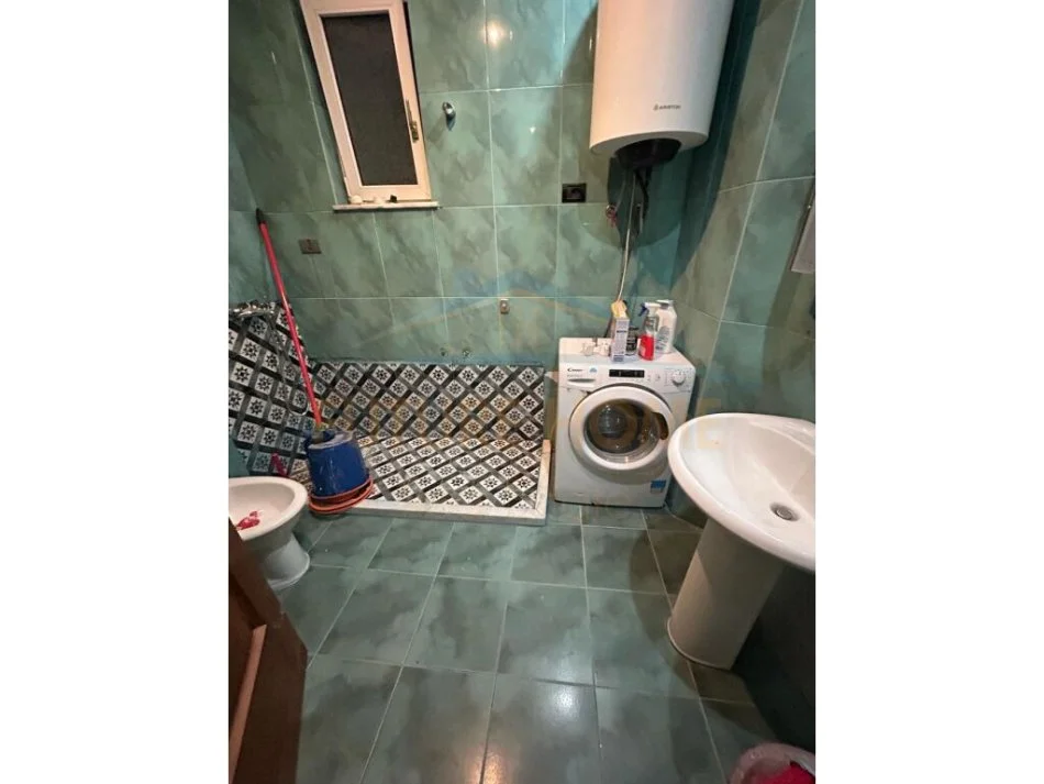 Tirane, jepet me qera apartament 2+1 Kati 2, 170 m² 800 € (Rruga e Durresit)