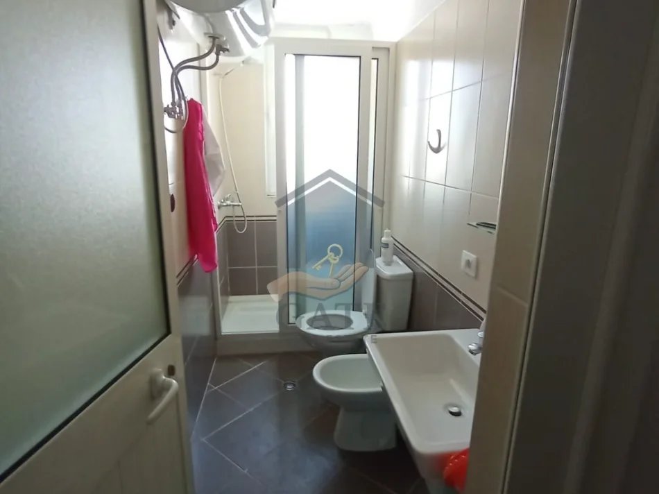 Durres, jepet me qera apartament 1+1+Ballkon Kati 5, 50 m² 500 € (Shkembi i Kavajes)