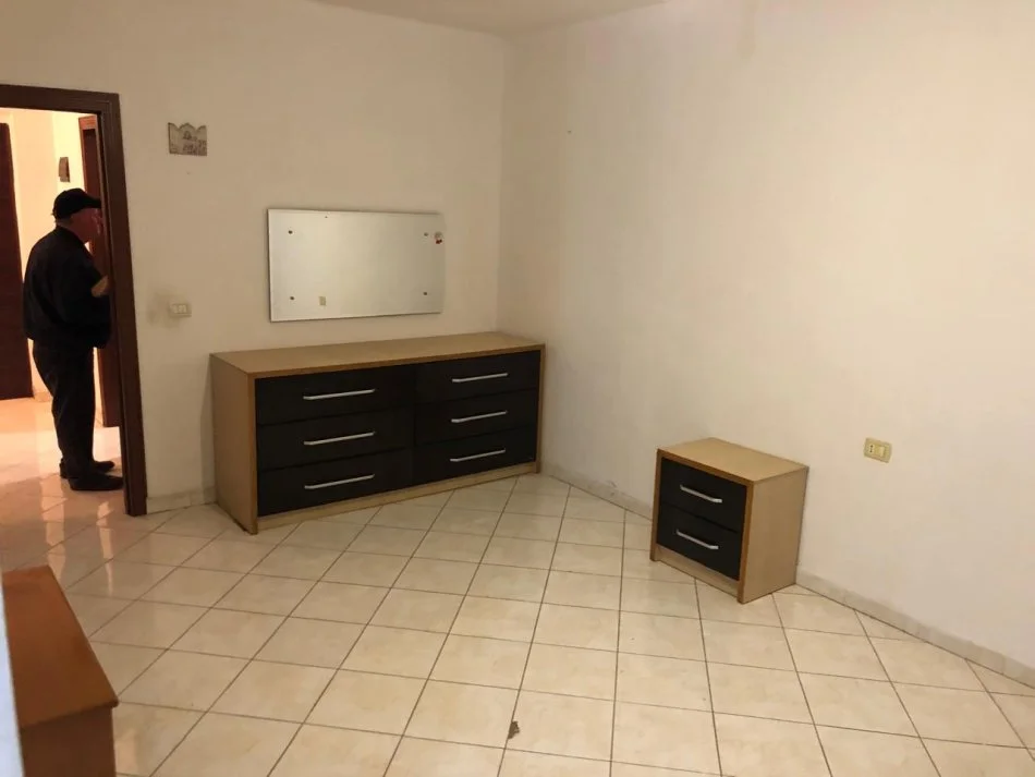 Tirane, jepet me qera apartament 2+1+Ballkon Kati 6, 110 m² 400 € (Rr.Dritan Hoxha Laprake te Intesa SanPaolo)