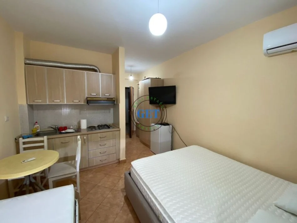 Shitet, Garsoniere tek Mali i Robit, Durres