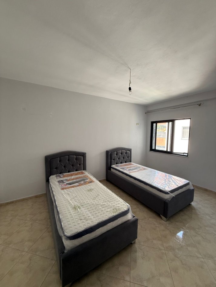 Tirane, jepet me qera apartament 2+1+Ballkon Kati 5, 400 € (Stacioni fundit Fresk)