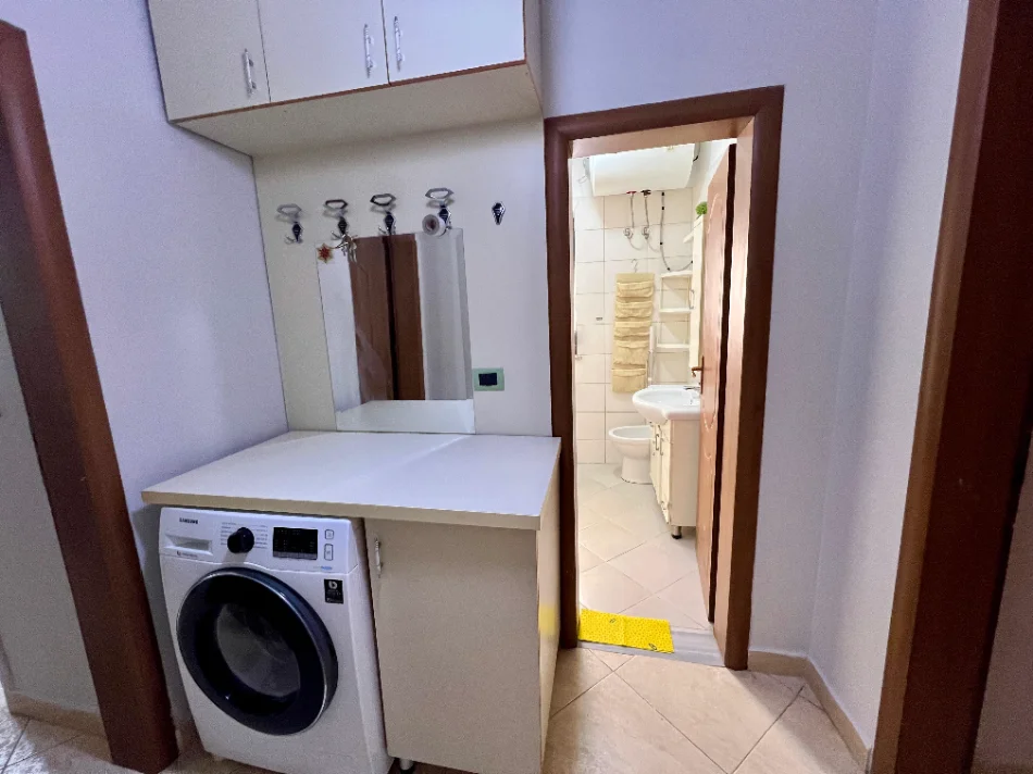 Tirane, jepet me qera apartament 1+1+Ballkon Kati 2, 60 m² 500 € (Ish tregu elektrik)