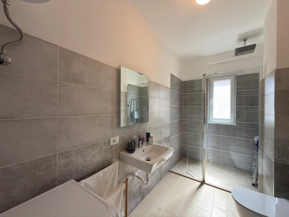 Tirane, shitet apartament 3+1+Ballkon Kati 4, 130 m² 246.000 € (Rruga Hasan Vogli)