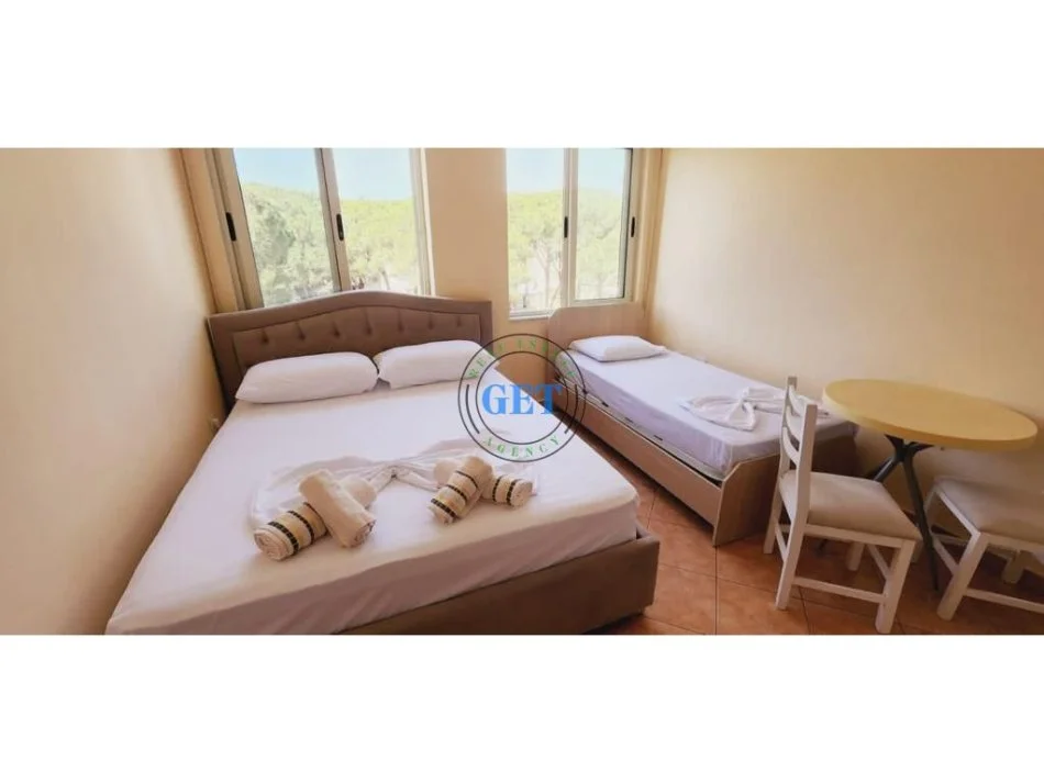 Shitet, Garsoniere tek Mali i Robit, Durres