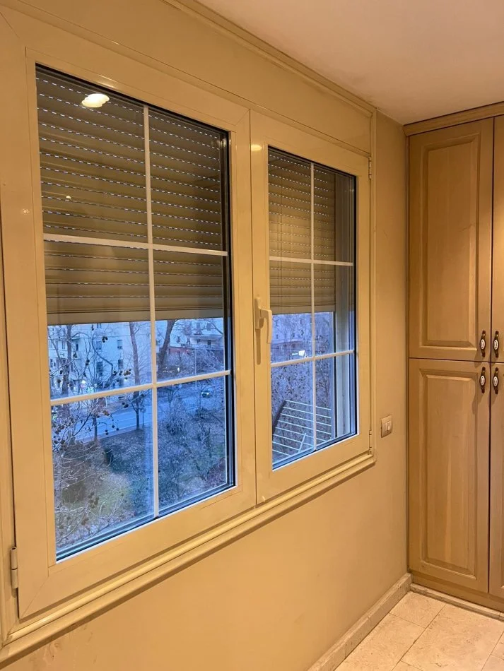 Tirane, jepet me qera apartament 1+1+Ballkon Kati 5, 83 m² 800 € (Pallatet Agimi)