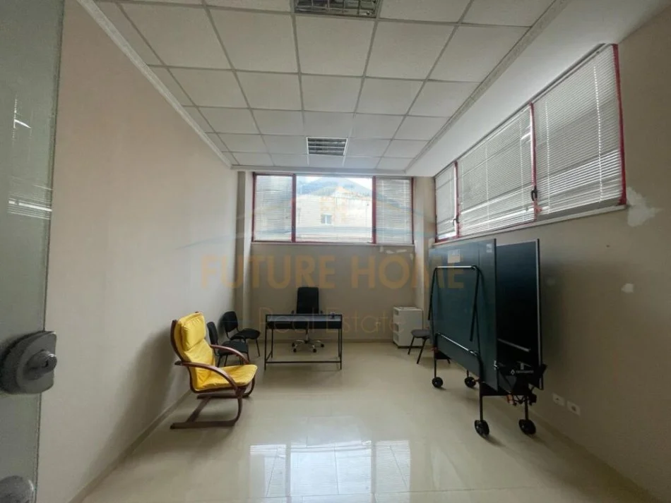 Durres, jepet me qera ambjent biznesi , 25 m² 300 € 