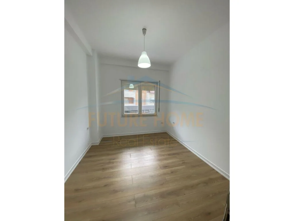 Shitet, Apartament 2+1+2, Komuna e Parisit