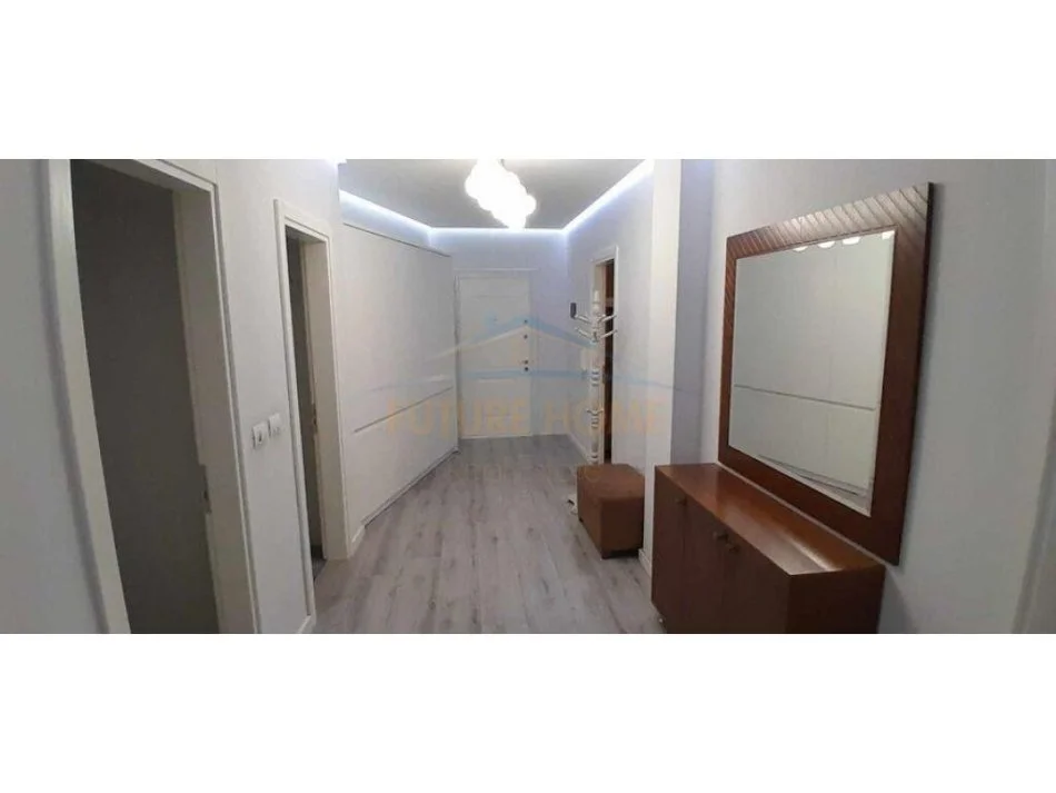 Tirane, jepet me qera apartament 2+1+Ballkon Kati 5, 155 m² 1.500 € (Qender)
