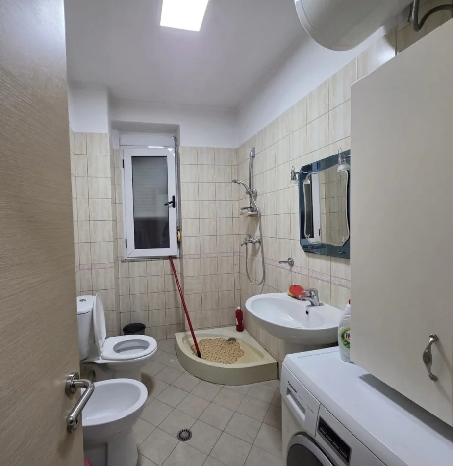 Tirane, jepet me qera apartament 1+1+Ballkon Kati 4, 67 m² 500 € (Kodra e Diellit Rruga Shkelqim Fusha)