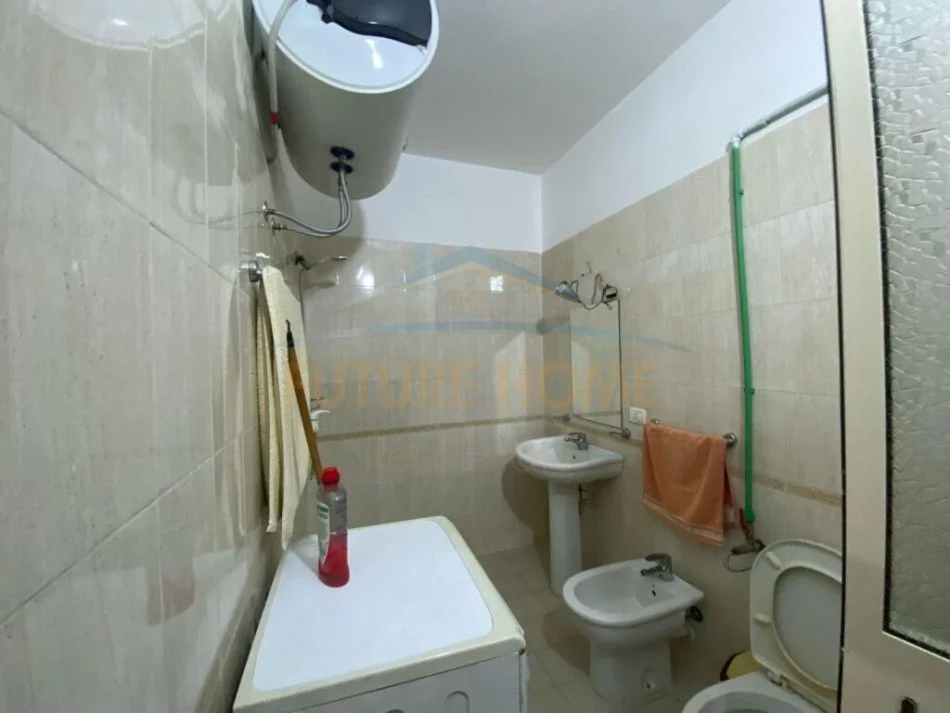 Durres Plazh, jepet me qera apartament 1+1+Ballkon Kati 5, 70 m² 300 € (Pavarsia)