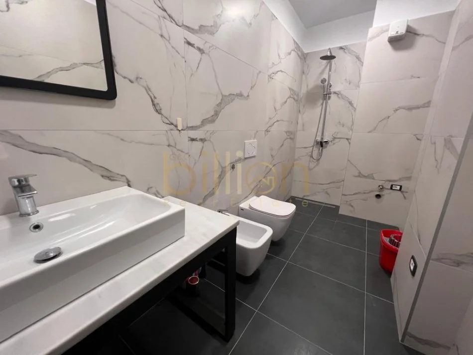 Tirane, jepet me qera , 113 m² 1.000 € (Komuna Parisit)