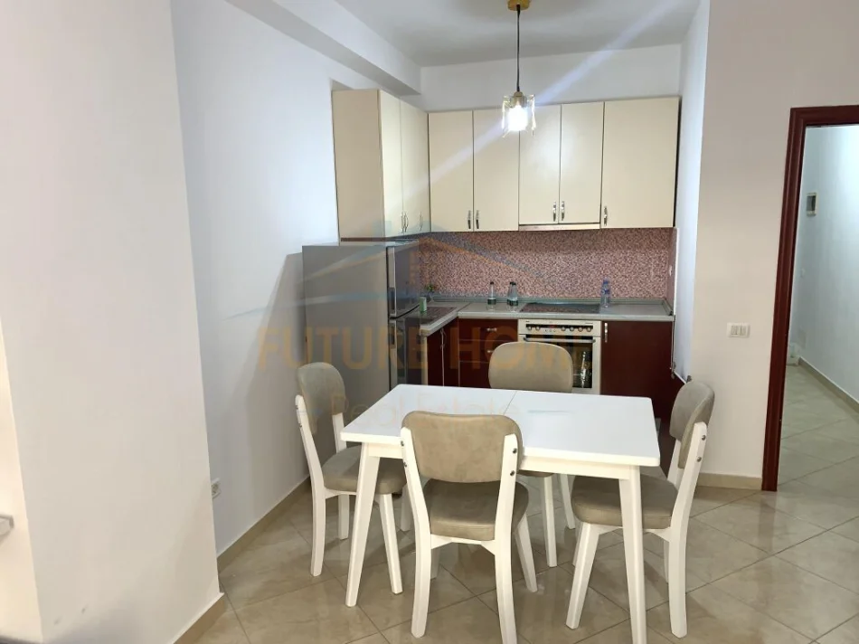 Tirane, jepet me qera apartament 1+1 Kati 3, 66 m² 450 € (Unaza e Re)