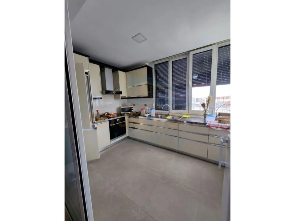 Tirane, shitet apartament 3+1 Kati 10, 140 m² 230.000 € (BRRYLI)